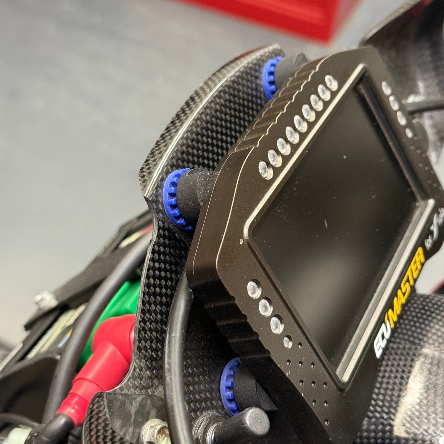 Feel Racing Racing-Dashboard Schnellbefestigung, montierte Ansicht