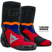 Dainese Axial 2 Air Racing und Straßen Motorradstiefel Luca Marini Replica 2026 | Herren | Lava Rot / Electric Blau / Fluo Orange / Weiß | Custom Works