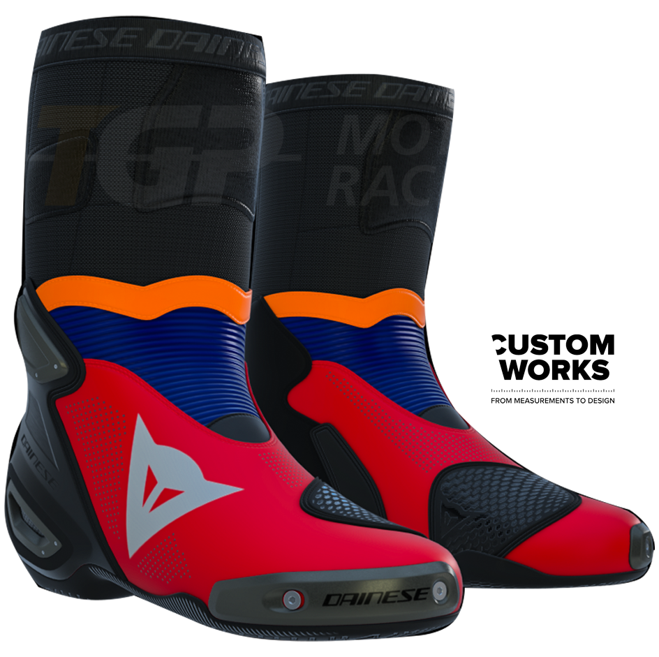 Dainese Axial 2 Air Racing und Straßen Motorradstiefel Luca Marini Replica 2026 | Herren | Lava Rot / Electric Blau / Fluo Orange / Weiß | Custom Works