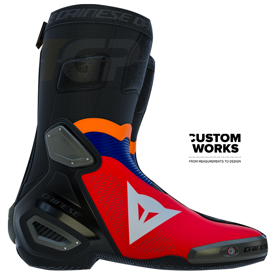 Dainese Axial 2 Air Racing und Straßen Motorradstiefel Luca Marini Replica 2026 | Herren | Lava Rot / Electric Blau / Fluo Orange / Weiß | Custom Works