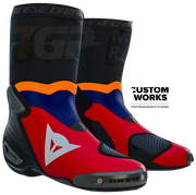Dainese Axial 2 Racing i cestovne motociklističke čizme Luca Marini Replica 2026 | Muškarci | Lava crvena / Električno plava / Fluo narančasta / Bijela | Custom Works 