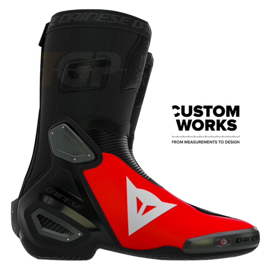 Dainese Axial 2 Racing i cestovne motociklističke čizme Marco Bezzecchi Replica 2026 | Muškarci | Fluo crvena / crna | Custom Works 