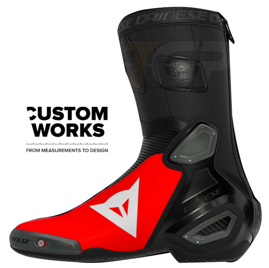 Dainese Axial 2 Racing i cestovne motociklističke čizme Marco Bezzecchi Replica 2026 | Muškarci | Fluo crvena / crna | Custom Works 