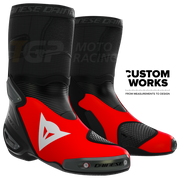Dainese Axial 2 Racing i cestovne motociklističke čizme Marco Bezzecchi Replica 2026 | Muškarci | Fluo crvena / crna | Custom Works 