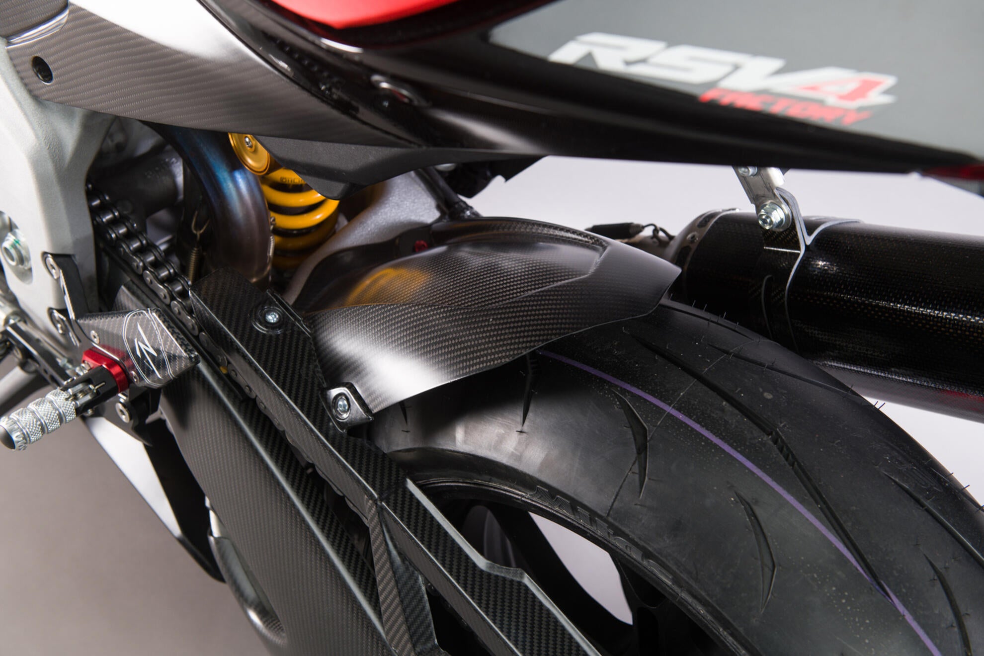 Stražnji blatobran Carbon LighTech Aprilia RSV4/RR/1100 Factory (21-26) CARA2020 