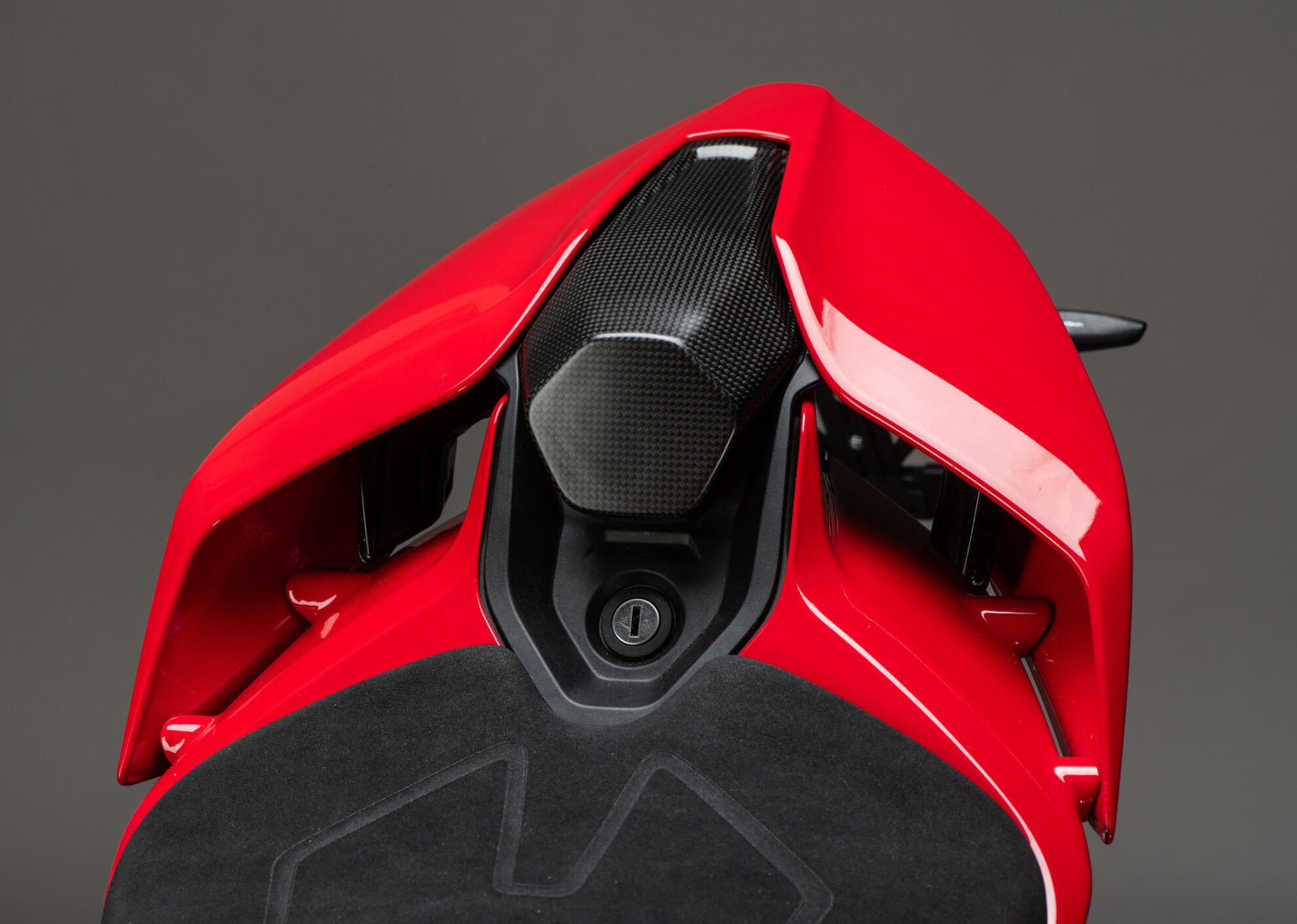Pokrov za suvozača Carbon LighTech Ducati Panigale V4/S (25-26) CARD2492M 