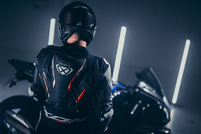 IXON Demonio Einteiler Kožno odijelo – Perforirano odijelo za trkače | Muškarci | Crno/Bijelo/Crveno 