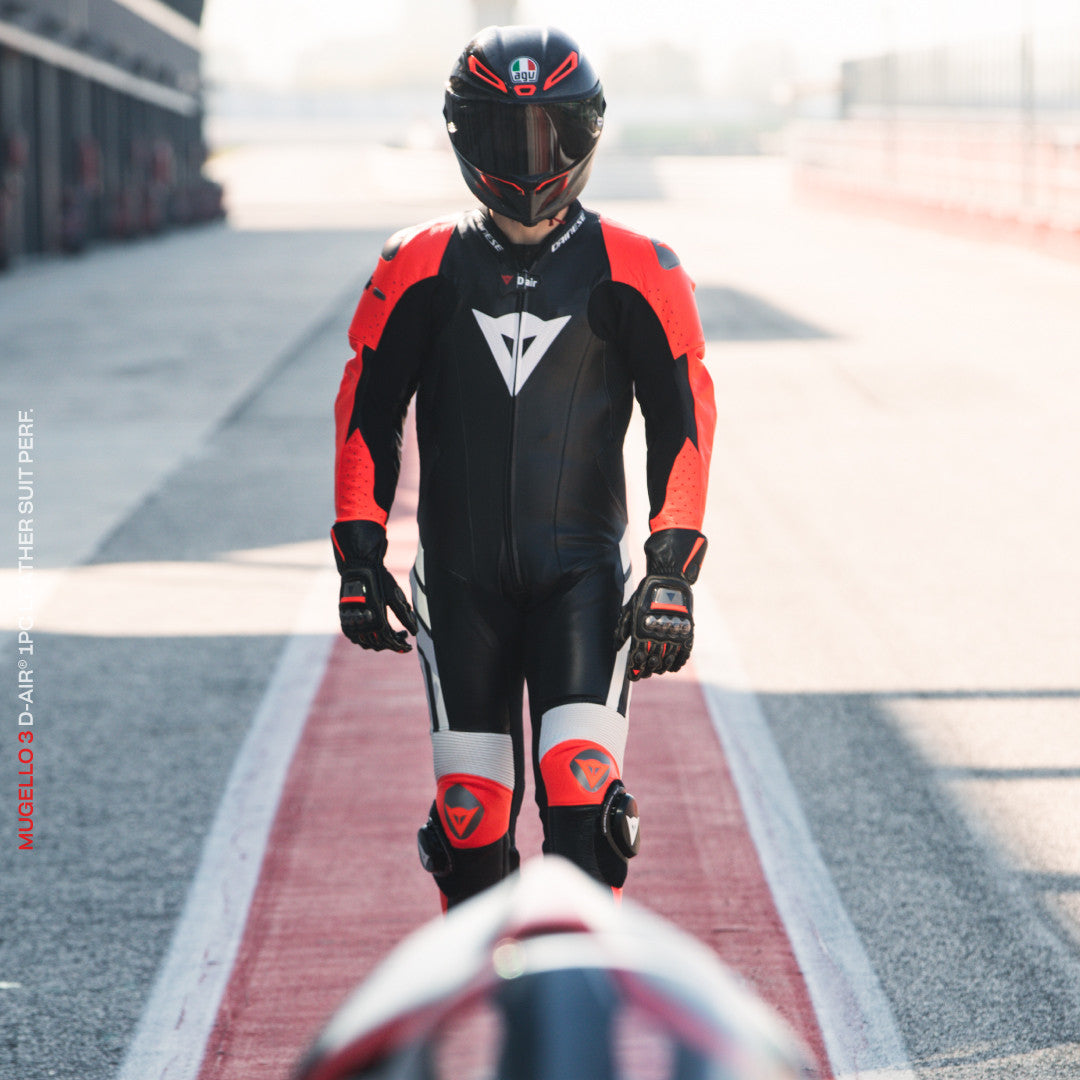 Dainese Mugello 3 D-AIR® kombinezon Kožno odijelo – Perforirani zračni jastučić za trkaće odijelo | Muški | Crna/Crvena 