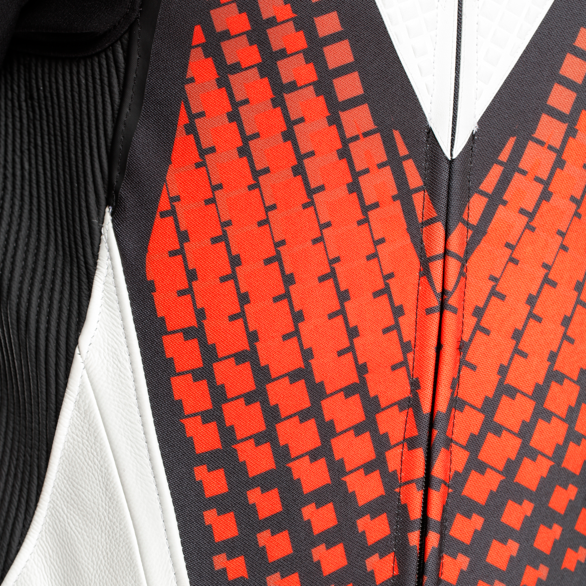Dainese Laguna Seca 6 kombinezon Kožno odijelo – Perforirani trkaći odijelo | Muškarci | Bijela/Crvena 