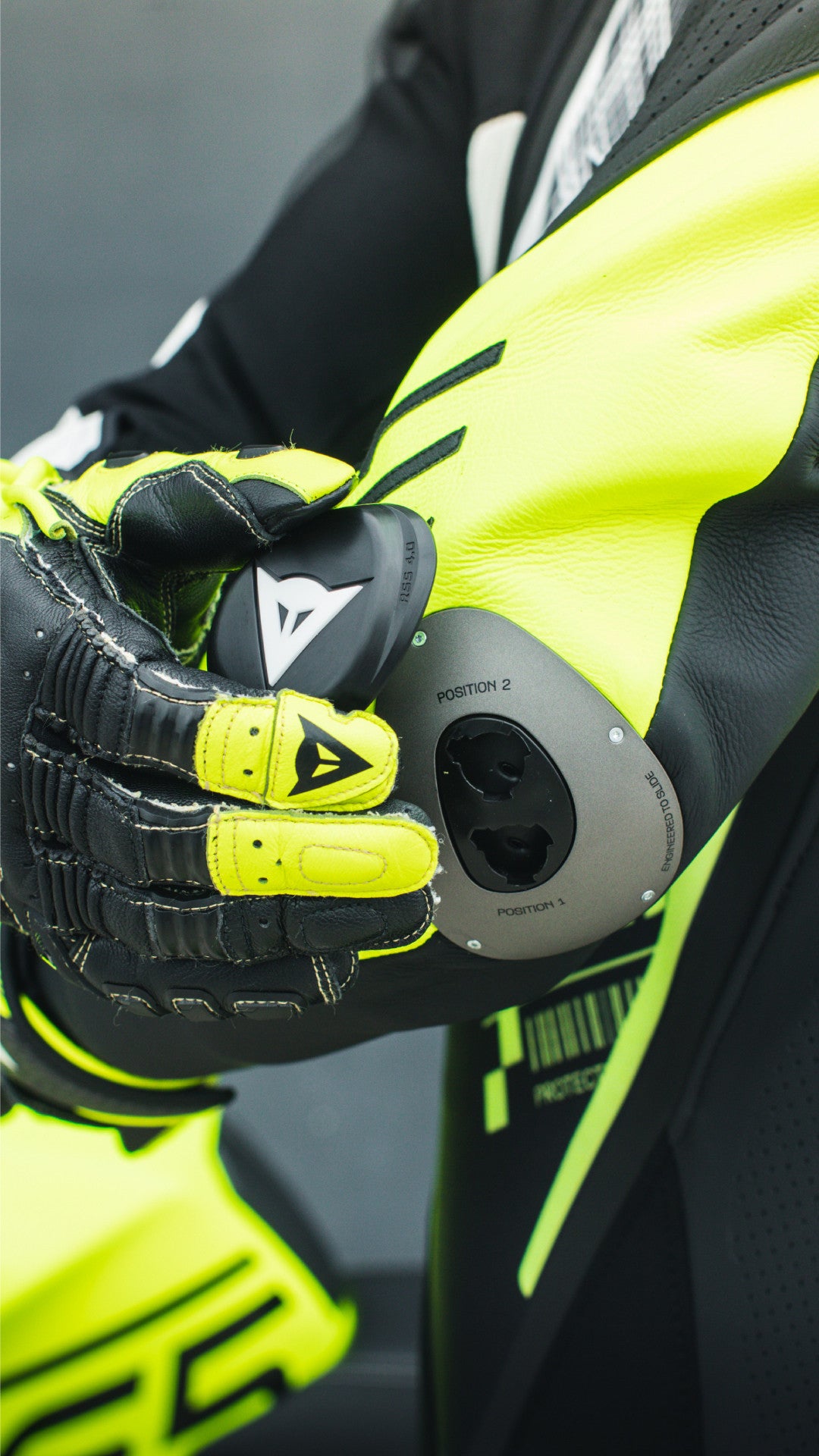 Dainese Audax D-ZIP jednocjeleni Kožno odijelo – Perforirani trkaći kombinezon | Muški | Crna/Neon Žuta 