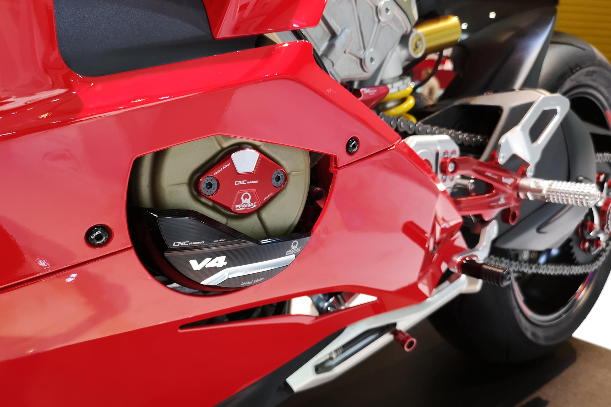 Aluminijski zaštitni poklopac za alternator Pramac Racing Limited Edition CNC Racing Ducati Panigale V4/S/R (25-26) PR311BPR 