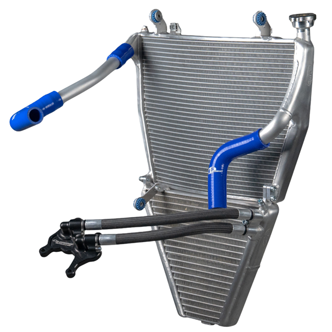 Feel Racing Racing-Kühlerkit montiert, zweite Ansicht mit 3-Wege-Wasserverteiler und ummantelten Ölleitungen